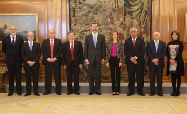 Sus Majestades los Reyes con los miembros del Comité Permanente de la Conferencia de Rectores de las Universidades Españolas (CRUE)