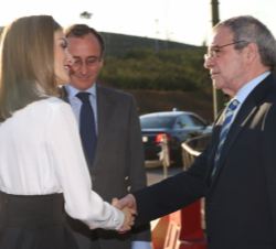 Su Majestad la Reina a su llegada a la Sede de Telefónica, en presencia del ministro de Sanidad, Servicios Sociales e Igualdad, Alfonso Alonso, recibe