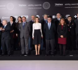 Fotografía de grupo de Su Majestad la Reina con las autoridades y miembros del patronato de Telefónica Ability Awards 