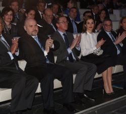 Su Majestad la Reina en primera fila de asientos, junto al ministro de Sanidad, Servicios Sociales e Igualdad y el presidente de Telefónica