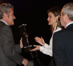 Su Majestad la Reina entrega el Premio al compromiso y liderazgo de la alta dirección al representante de la empresa Sanitas