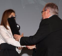 Su Majestad la Reina entrega el Premio a la mejor pequeña o mediana empresa privada al representante de la Autoescuela Irrintzi S.L., de Basauri (Vizc