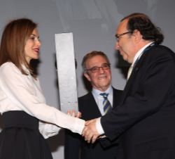 Su Majestad la Reina entrega el Premio a la mejor organización del sector público al representante de la Universidad de Murcia