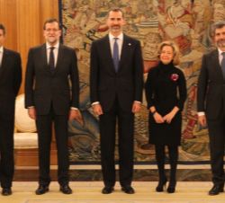 Su Majestad el Rey con el presidente del Gobierno, Mariano Rajoy; el presidente del Tribunal Supremo y del Consejo General del Poder Judicial, Carlos 