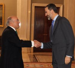 Su Majestad el Rey recibe el saludo del presidente del Consejo General de la Abogacía Española, Carlos Carnicer Díez