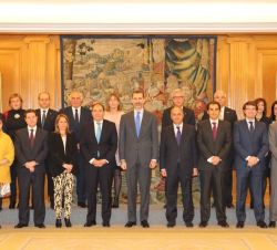 Don Felipe junto a los alcaldes del Grupo de Ciudades Patrimonio de la Humanidad de España
