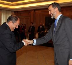 Don Felipe saluda al presidente del Grupo de Ciudades Patrimonio de la Humanidad de España y alcalde de Alcalá de Henares, Francisco Javier Bello Niet