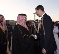 Don Felipe recibe el saludo del gobernador de la provincia de Riad, Su Alteza Real el Príncipe Turki Bin Abdullah Bin Abdulaziz Al-Saud, a su llegada 