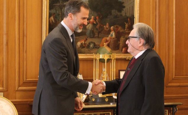 Su Majestad el Rey recibe el saludo del director de la Real Academia de Bellas Artes de San Fernando, Fernando de Terán