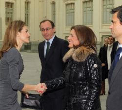 Su Majestad la Reina saluda a la alcaldesa de Madrid, Ana Botella