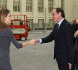 Doña Letizia recibe el saludo del ministro de Sanidad, Servicios Sociales e Igualdad, Alfonso Alonso
