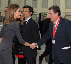 Su Majestad la Reina recibe el saludo del presidente de la Asociación Española del Cáncer Cutáneo (ASECCUT), Pablo Lázaro