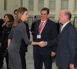 Doña Letizia recibe el saludo del presidente de la Academia Española de Dermatología y Venerealogía (AEDV), Pedro Jaén