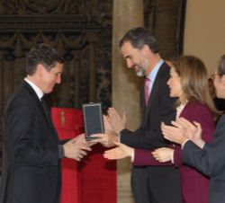 El Rey entrega a Emilio Tuñón el premio concedido a Mansilla+Tuñón Arquitectos.