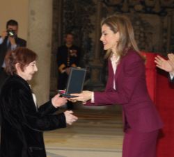 Doña Letizia entrega el premio a Alicia Hermida.