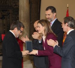 La Reina entrega al presidente de PhotoEspaña, Alberto Anaut, el premio concedido al Festival internacional de fotografía y artes visuales «PhotoEspañ