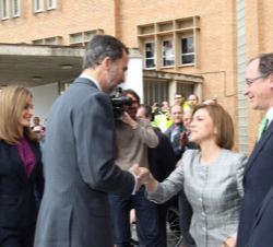 Sus Majestades los Reyes a su llegada al Hospital Nacional de Parapléjicos de Toledo, son recibidos por la presidenta de la Junta de Comunidades de Ca