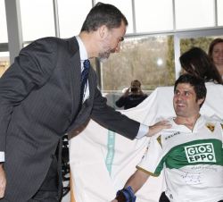 Don Felipe saluda a un paciente del centro tras haber firmado en su camiseta