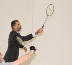 Don Felipe practica el badminton con un usuario del centro en silla de ruedas