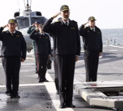 Don Felipe recibe honores a cargo de un piquete de la guardia militar a su llegada al buque