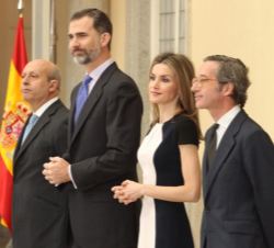 Los Reyes, con el ministro de Cultura y el secretario de Estado de Cultura, antes de la entrega de los galardones.