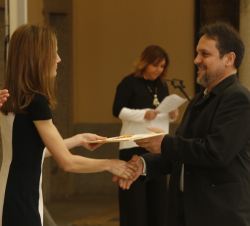 Doña Letizia entrega a Jesús Alberto González, delegado de Payasos Sin Fronteras, el Premio Nacional de Circo 2013, concedido a  Jaume Mateu “To