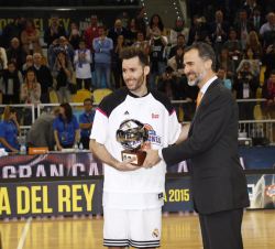 Don Felipe entrega a Rudy Fernández el trofeo de Jugador más valioso del Partido