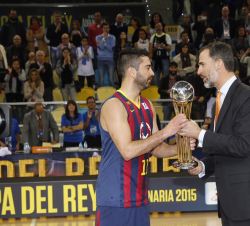 Su Majestad el Rey entrega la Copa de subcampeón al capitán del FC Barcelona, Juan Carlos Navarro