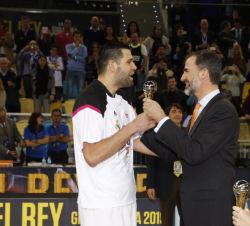 Don Felipe entrega la miniatura de la Copa de campeón al capitán del Real Madrid, Felipe Reyes