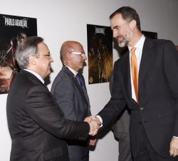 Don Felipe recibe el saludo del presidente del Real Madrid