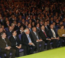 Su Majestad el Rey en el auditorio del Palacio de Congresos de Valencia acompañado por las autoridades asistentes al acto
