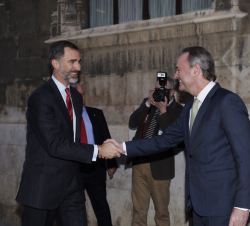 Don Felipe es recibido por el presidente de la Generalitat Valenciana, Alberto Fabra