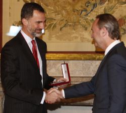 Don Felipe recibe de manos del presidente de la Generalitat Valenciana, Alberto Fabra, la Alta Distinción de la Generalitat Valenciana