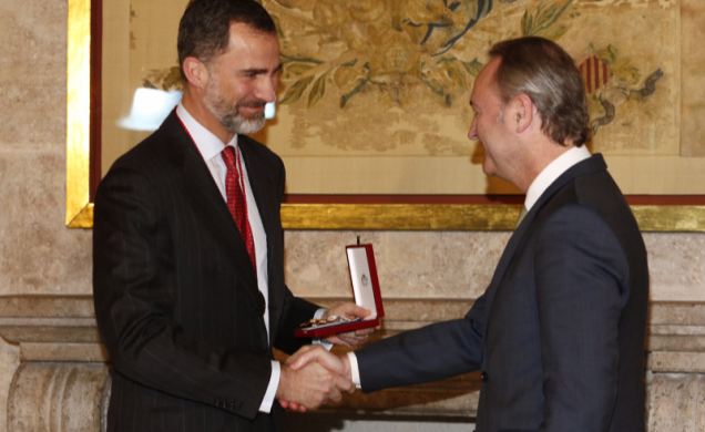 Don Felipe recibe de manos del presidente de la Generalitat Valenciana, Alberto Fabra, la Alta Distinción de la Generalitat Valenciana