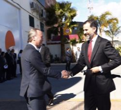 Don Felipe recibe el saludo del presidente de la Generalitat Valenciana, Alberto Fabra