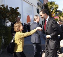 Su Majestad el Rey es saluda por la ministra de Agricultura, Alimentación y Medio Ambiente, Isabel García Tejerina