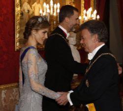 Doña Letizia recibe el saludo del Presidente de Colombia.
