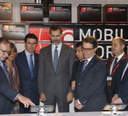 Don Felipe y las autoridades que le acompañaban, en el expositor de Barcelona World Mobile Capital.