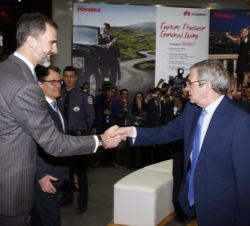 Don Felipe recibe el saludo del presidente de Telefónica, en presencia del presidente de la Generalitat de Cataluña.