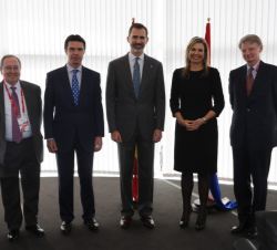 Don Felipe y la Reina Máxima, con el ministro de Industria, Energía y Turismo, el presidente del Consejo de Administración de la Fira de Barcelona y e