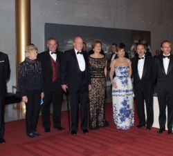 Fotografía de grupo de Su Majestad el Rey Don Juan Carlos con autoridades asistentes y miembros de Kennedy Center