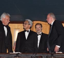 Don Juan Carlos en el Palco del Teatro Eisenhower, conversa con el ex presidente del Gobierno, Felipe González y el secretario de Estado de Cultura de