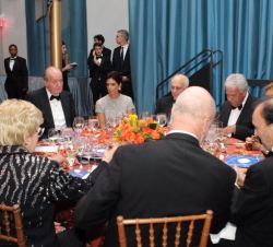 Su Majestad el Rey Don Juan Carlos momentos antes de dar comienzo la cena con motivo de la inauguración del festival “Iberian Suite: Global Arts