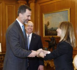 Don Felipe recibe el saludo de la presidenta de Microsoft España, María Garaña, en presencia del director de Operaciones de Microsoft, Kevin Turner.