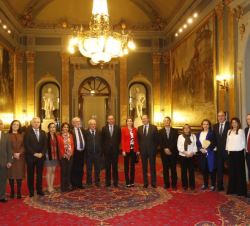 Fotografía de grupo de Doña Letizia con la Junta Directiva de FEDER en el interior del Senado