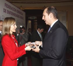 Doña Letizia entrega al representante del Gobierno de Extremadura, el premio a la Promoción y Defensa de los Derechos