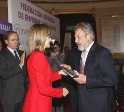 Doña Letizia entrega a José Antonio Díaz-Huertas, del Programa Acoger, el premio a la Inclusión