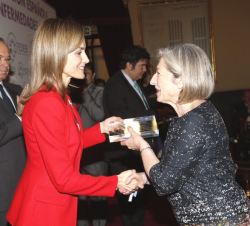 Doña Letizia entrega el premio Autonómico a la mejor iniciativa a favor de la mejora de la calidad de vida de las personas con Enfermedades Raras, a l