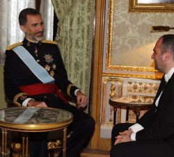 Su Majestad el Rey conversa con el embajador de la República de Albania, Ridi Kurtezi, tras la entrega de la Carta Credencial