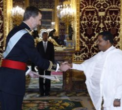 Don Felipe recibe la Carta Credencial de manos del embajador de la República Federal Democrática de Etiopía, Nega Tsegaye Tessema